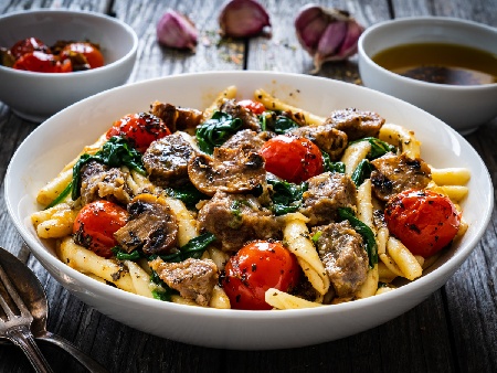 Макарони със свинско месо, чери домати, печурки, спанак и пармезан - снимка на рецептата Макарони със свинско месо, чери домати, печурки, спанак и пармезан - снимка на рецептата
